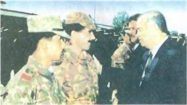 Президент И .А. Каримов беседует с защитниками Родины